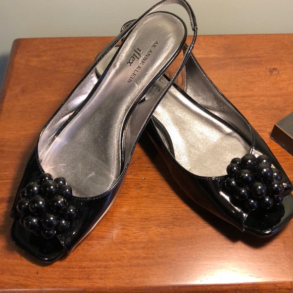 Black patent shoes with 1 1/2” heel - Picture 2 of 5